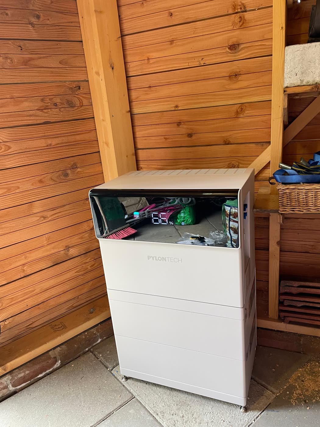 Door Eco Energy Solutions geplaatste thuisbatterij, pylontech in de berging