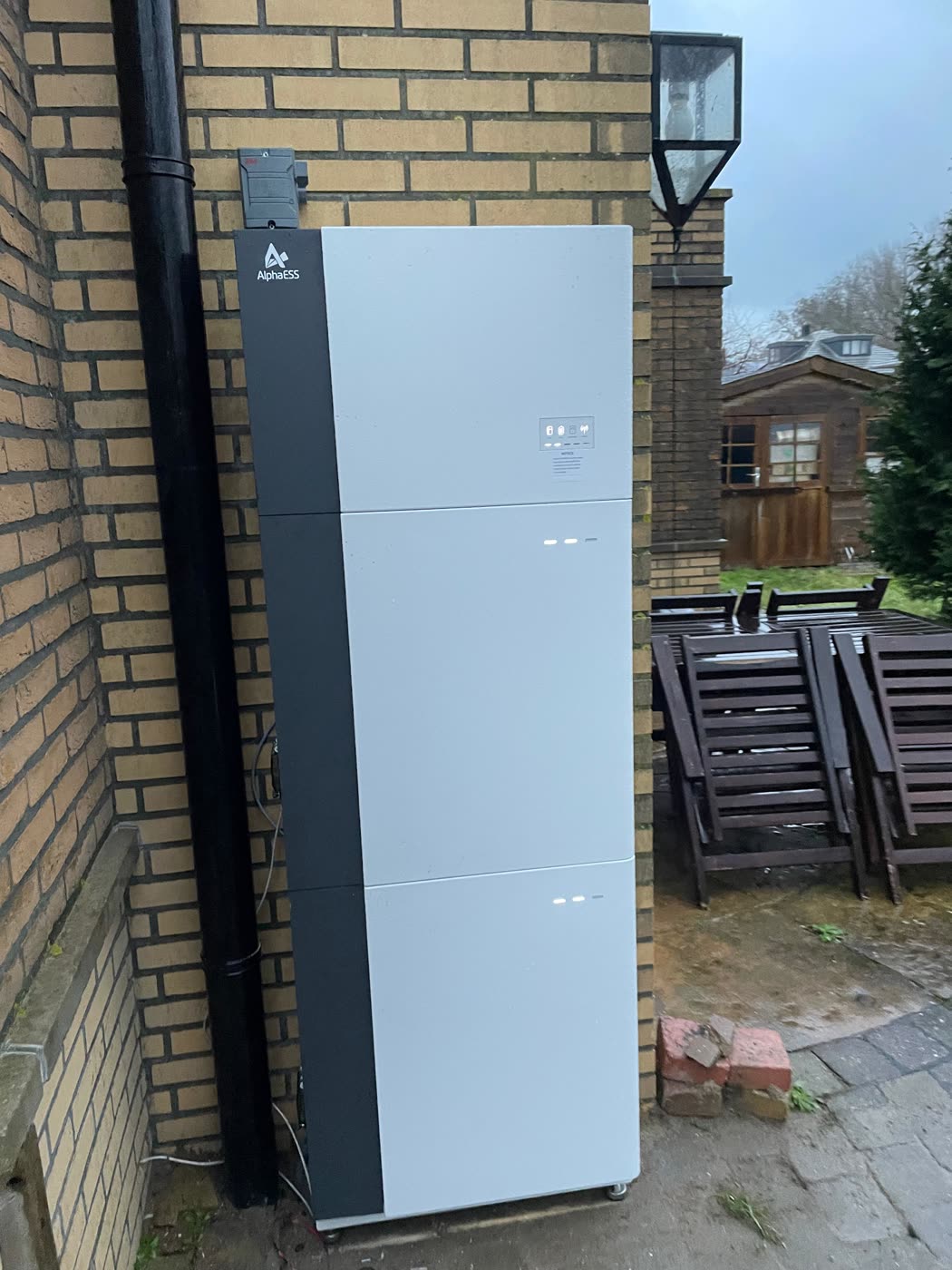 Door Eco Energy Solutions geplaatste thuisbatterij, alphaess aan de gevel