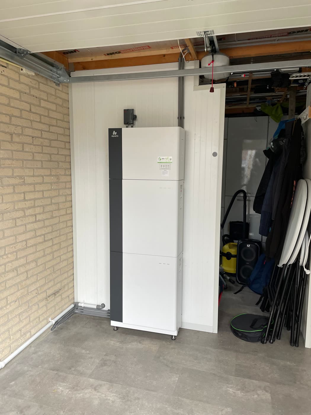 Door Eco Energy Solutions geplaatste thuisbatterij, alphaess in de garage