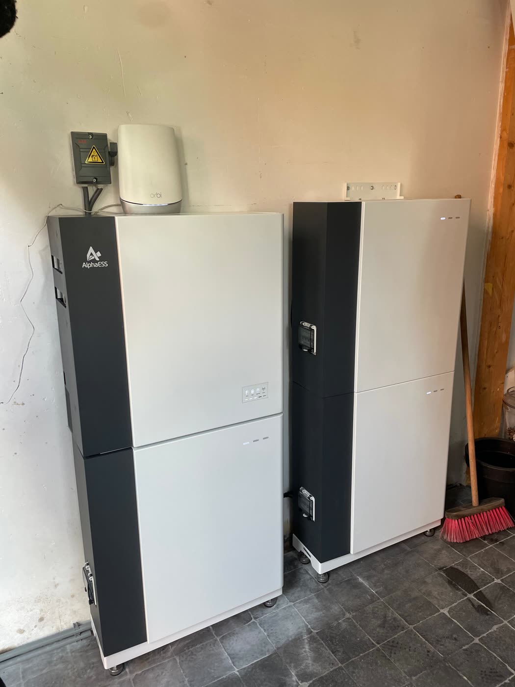 Door Eco Energy Solutions geplaatste thuisbatterij, dubbele opstelling in de garage